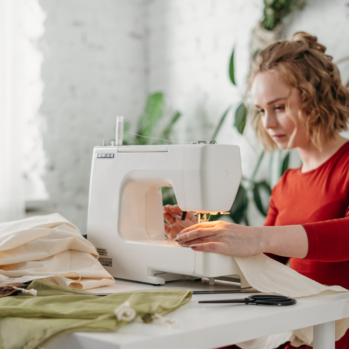 Detalle de costura artesanal - Arreglos y transformaciones de prendas sostenibles